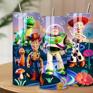 Może przedstawiać: Trzy kubki ze stali nierdzewnej z postaciami z filmu animowanego Toy Story. Kubki mają kolorowy design z wizerunkami Chudego, Buzz'a Astrala, Jessie, Rexa i innych postaci, ze słomką i pokrywką.