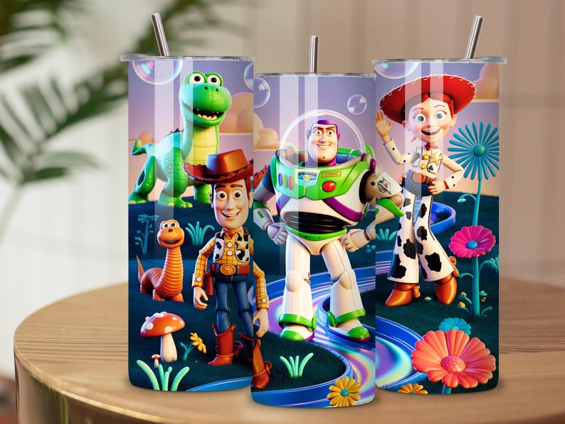 Może przedstawiać: Trzy kubki ze stali nierdzewnej z postaciami z filmu animowanego Toy Story. Kubki mają kolorowy design z wizerunkami Chudego, Buzz'a Astrala, Jessie, Rexa i innych postaci, ze słomką i pokrywką.
