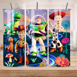 Może przedstawiać: Trzy kubki ze stali nierdzewnej ze słomkami, każdy z inną postacią z filmu animowanego Toy Story. Postacie obejmują Rexa, Chudego, Buzz'a Astrala, Jessie i innych, na kolorowym tle z kwiatami i tęczą.