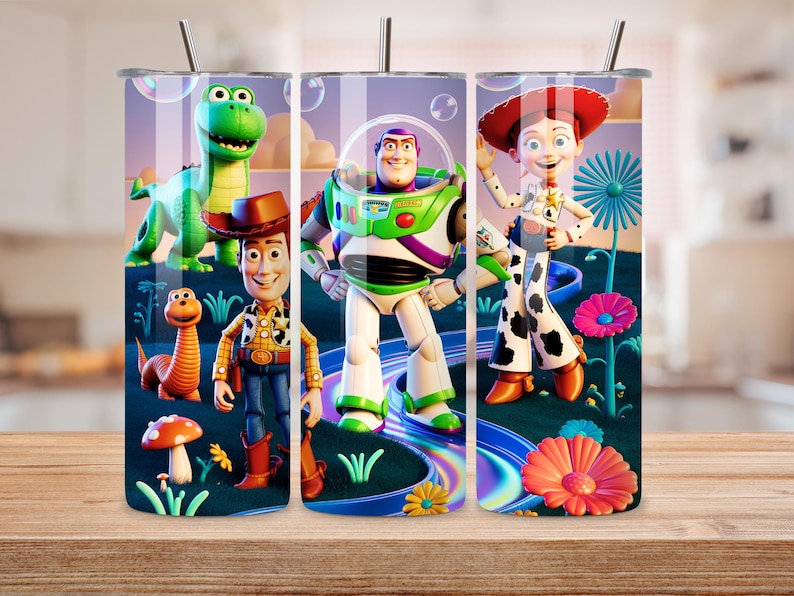 Może przedstawiać: Trzy kubki ze stali nierdzewnej ze słomkami, każdy z inną postacią z filmu animowanego Toy Story. Postacie obejmują Rexa, Chudego, Buzz'a Astrala, Jessie i innych, na kolorowym tle z kwiatami i tęczą.