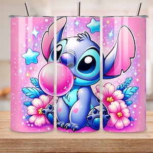 Puede incluir: Un vaso rosa con un personaje de dibujos animados soplando una burbuja. El personaje es azul con ojos y orejas grandes, rodeado de flores rosas, estrellas y brillos. El vaso tiene una pajita plateada y est&aacute; sobre una superficie de madera.