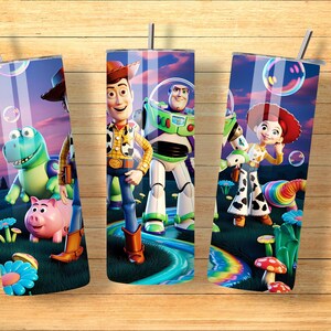Puede incluir: Tres vasos de acero inoxidable con personajes de la pel&iacute;cula de animaci&oacute;n Toy Story. Cada vaso tiene un personaje diferente: Woody, Buzz Lightyear y Jessie, con un fondo de paisaje colorido y burbujas.