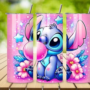 Puede incluir: Juego de tres vasos aislados rosas con un personaje de dibujos animados soplando una burbuja. El personaje es azul con ojos negros grandes y orejas rosas. Los vasos tienen un fondo rosa con estrellas y flores.
