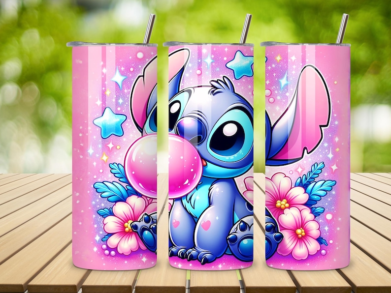Puede incluir: Juego de tres vasos aislados rosas con un personaje de dibujos animados soplando una burbuja. El personaje es azul con ojos negros grandes y orejas rosas. Los vasos tienen un fondo rosa con estrellas y flores.