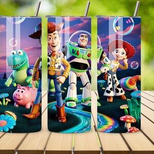 Puede incluir: Un juego de tres vasos de acero inoxidable con ilustraciones coloridas de personajes de la pel&iacute;cula animada Toy Story. Los vasos presentan a Woody, Buzz Lightyear, Jessie, Rex y Hamm sobre un fondo caprichoso con burbujas y un arco&iacute;ris.