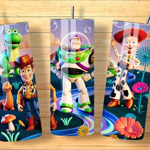 Może przedstawiać: Trzy kubki ze stali nierdzewnej z postaciami z filmu animowanego Toy Story. Kubki przedstawiają Chudego, Buzz'a Astrala i Jessie, z kolorowymi tłami krajobraz&oacute;w i kwiat&oacute;w. Każdy kubek ma srebrną słomkę.