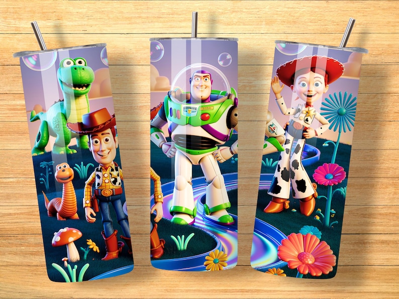 Może przedstawiać: Trzy kubki ze stali nierdzewnej z postaciami z filmu animowanego Toy Story. Kubki przedstawiają Chudego, Buzz'a Astrala i Jessie, z kolorowymi tłami krajobraz&oacute;w i kwiat&oacute;w. Każdy kubek ma srebrną słomkę.