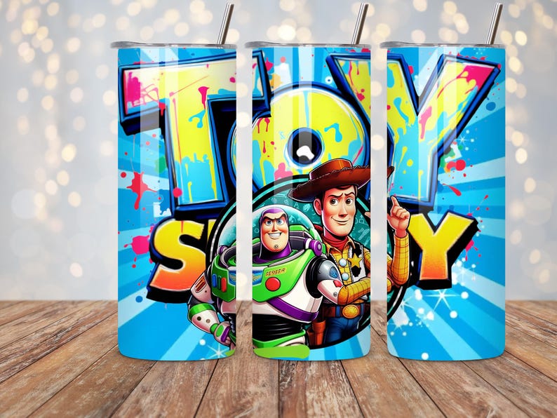 K&ouml;nnte beinhalten: Ein blauer Becher mit den Worten "TOY STORY" in gro&szlig;en, farbenfrohen Buchstaben. Der Becher zeigt Bilder von Woody und Buzz Lightyear. Das Design umfasst einen Edelstahlstrohhalm und einen Deckel. Der Becher ist etwa 20 cm hoch.