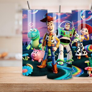 Puede incluir: Tres vasos de acero inoxidable con pajitas, cada uno con un personaje diferente de la pel&iacute;cula de animaci&oacute;n Toy Story. Los personajes incluyen a Woody, Buzz Lightyear, Jessie, Rex y Hamm, sobre un fondo colorido con burbujas.