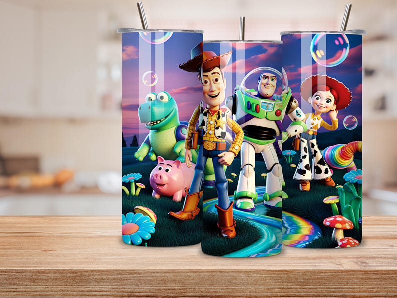 Puede incluir: Tres vasos de acero inoxidable con pajitas, cada uno con un personaje diferente de la pel&iacute;cula de animaci&oacute;n Toy Story. Los personajes incluyen a Woody, Buzz Lightyear, Jessie, Rex y Hamm, sobre un fondo colorido con burbujas.