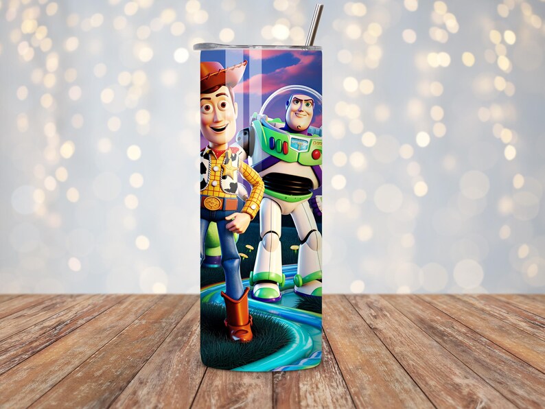 Puede incluir: Un vaso de acero inoxidable con Woody y Buzz Lightyear de Toy Story. El vaso tiene un dise&ntilde;o colorido con los personajes de pie sobre una superficie azul y verde. Incluye una pajita plateada y una tapa.