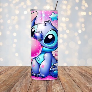 Puede incluir: Un vaso de acero inoxidable con un personaje de dibujos animados soplando una burbuja rosa. El personaje es azul con ojos grandes y una burbuja de chicle rosa. El fondo es rosa con estrellas.