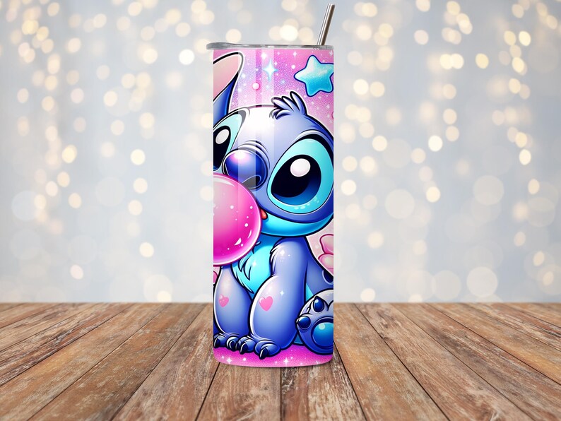 Puede incluir: Un vaso de acero inoxidable con un personaje de dibujos animados soplando una burbuja rosa. El personaje es azul con ojos grandes y una burbuja de chicle rosa. El fondo es rosa con estrellas.