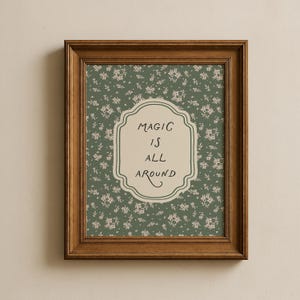 K&ouml;nnte beinhalten: Gerahmter Druck mit dem Text "MAGIC IS ALL AROUND". Der Hintergrund ist ein gr&uuml;nes Blumenmuster. Der Rahmen ist dunkelbraun. Der Rahmen ist aus Holz.