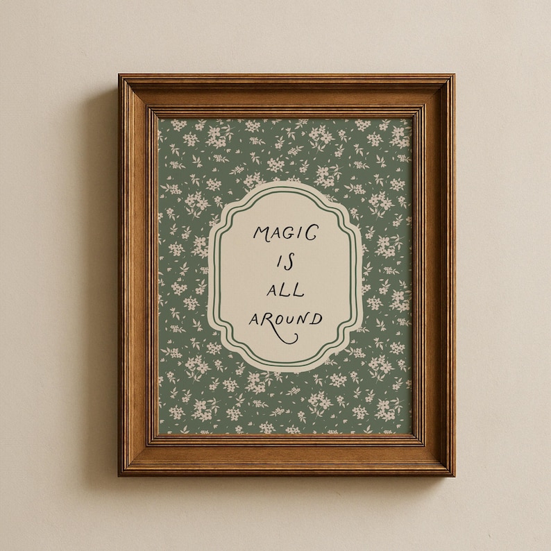 K&ouml;nnte beinhalten: Gerahmter Druck mit dem Text "MAGIC IS ALL AROUND". Der Hintergrund ist ein gr&uuml;nes Blumenmuster. Der Rahmen ist dunkelbraun. Der Rahmen ist aus Holz.