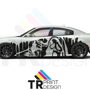 Könnte beinhalten: Ein weißes Auto mit schwarzen Grafikaufklebern an der Seite. Die Aufkleber zeigen ein stilisiertes Design. Das Auto hat schwarze Räder und getönte Scheiben. Das Logo "TR PRINT DESIGN" befindet sich unten.