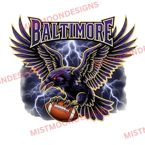 Può includere: Un design grafico con un corvo viola con occhi rossi, che tiene un pallone da football americano. La parola "BALTIMORE" è visualizzata sopra il corvo in viola e bianco. Fulmini e nuvole scure formano lo sfondo.