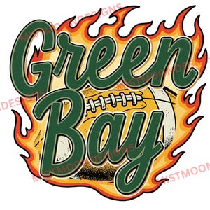 Può includere: Grafica con le parole "Green Bay" in lettere stilizzate verde scuro. Il testo è posto su un pallone da football giallo e circondato da fiamme arancioni e gialle, creando un'estetica sportiva vintage.