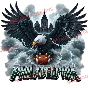 Puede incluir: Ilustración de un águila calva con las alas extendidas, sosteniendo un balón de fútbol, sobre un fondo de relámpagos y un horizonte urbano. La palabra "PHILADELPHIA" se muestra en letras de bloque verdes y blancas.