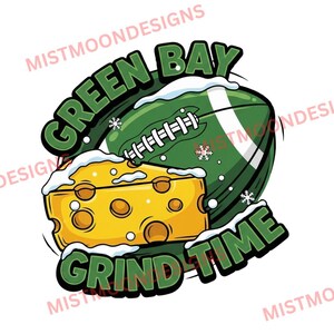 Può includere: Grafica digitale con un pallone da football americano verde e una fetta di formaggio giallo, con le parole "GREEN BAY" e "GRIND TIME" in verde. Sono inclusi anche fiocchi di neve e accenti di neve.
