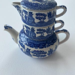 Mini set da tè vintage blu e bianco per una persona / Teiera impilabile in porcellana, tazza e lattiera / Ispirato al motivo Willow / Regalo per gli amanti del tè in stile cottagecore