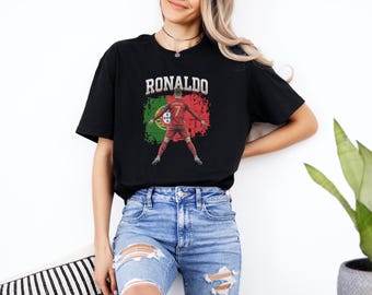 Camiseta gráfica estilo caricatura inspirada en Ronaldo, diseño de camiseta de jugador estrella de Portugal con vibras futbolísticas, camiseta unisex de fútbol animada World USA 2026