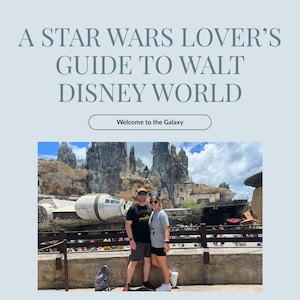 Puede incluir: Portada del libro "A Star Wars Lover's Guide to Walt Disney World". La portada presenta el texto "A Star Wars Lover's Guide to Walt Disney World" y "Welcome to the Galaxy". La imagen muestra a una pareja posando frente a una atracción temática de Star Wars.