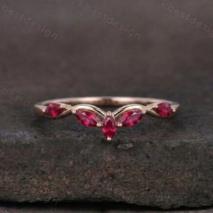 Rubin Hochzeit Band, Marquise Cut Rubin Band, 14K Rose gold Birthstone V-Förmiger Ring, zierlicher Rubin Enhancer, Geschenk für sie