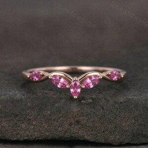 Rosa safir vigselring, Marquise Clusterring, 14K roséguld V-formad ring med födelsesten, Elegant safirförstärkare