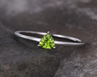 Naturlig Peridotring 14k vitguld. Triljonring i massivt guld med ädelstenar. Triangelformad stapelring. Gult vitguldring. Trillionslipning