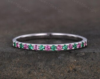 Delicada alianza de boda minimalista de plata con esmeraldas y turmalina rosa, anillo de aniversario Art Déco con micro pavé.