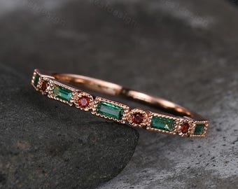 Anillo de boda de esmeralda, anillo de media eternidad, anillo de esmeralda y granate, anillo apilable de boda estilo art déco, anillo de aniversario, anillo de oro rosa para mujer