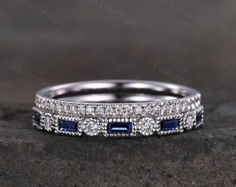 Anillo de boda vintage de zafiro azul para mujer, talla baguette, media alianza de eternidad, alianza de oro blanco, anillo de promesa nupcial apilable único de moissanita.