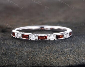 Alianza de boda de granate, anillo de granate baguette, anillo de piedra natal de enero, anillo de media eternidad, anillo fino apilable, regalo de aniversario para ella.