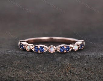 Alianza de boda de zafiro y ópalo, alianza de oro rosa de 14k, delicado anillo apilable de media eternidad estilo art déco.