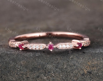 Delicada alianza de boda de rubí, alianza de boda de rubí y moissanita, alianza a juego de media eternidad, anillo minimalista apilable para aniversario de bodas.