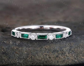 Anillo de boda de esmeralda talla baguette, anillo de media eternidad, anillo apilable de moissanita esmeralda, anillo delicado, regalo de aniversario para ella.