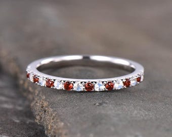 Anillo de boda de granate y piedra lunar, alianza de media eternidad, anillo de plata con granate, anillo con dos piedras de nacimiento, anillo delicado, anillo de aniversario.