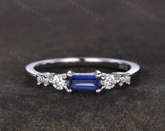 Anillo de boda único de zafiro azul talla baguette con 6 piedras, anillo de moissanita antiguo, anillo minimalista apilable para novias.