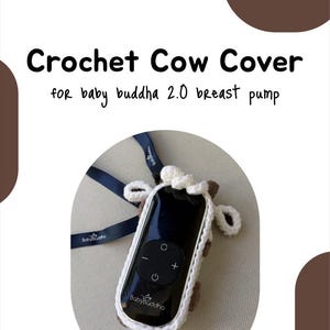 Könnte beinhalten: Eine schwarze Baby Buddha 2.0 Milchpumpe ist in einer weißen und braunen Häkel-Kuh-Hülle verpackt. Die Hülle hat weiße Häkelohren und eine weiße und braune Häkelborte. Der Text "Crochet Cow Cover" steht oben im Bild.