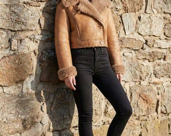 Chaqueta de piel sintética estilo aviador marrón para mujer.