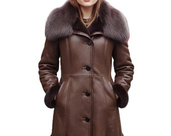 Abrigo de cuero marrón para mujer con cuello de piel