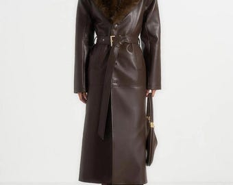 Abrigo largo de piel sintética marrón de lujo con cuello de piel sintética y cinturón de invierno.