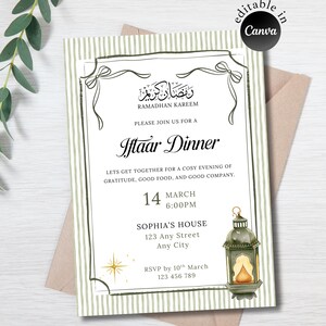 Puede incluir: Una invitación para una cena Iftaar, con texto en árabe e inglés. El diseño incluye una ilustración de linterna, una estrella y un fondo a rayas. La fecha es el 14 de marzo a las 18:00 horas. La invitación es editable en Canva.