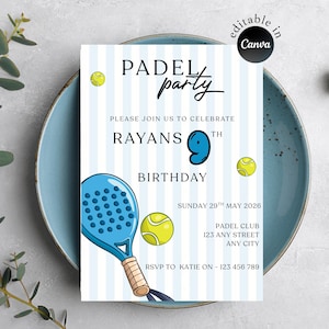 Op de afbeelding: Blauw en wit gestreepte uitnodiging voor een padelparty. De uitnodiging toont een blauw padelracket, gele padelballen en de tekst "PADEL party". Voor Rayans 9e verjaardag.