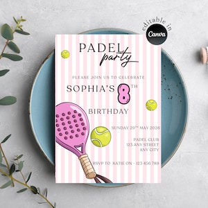 Könnte beinhalten: Eine rosa-weiß gestreifte Einladung zu einer Padel-Geburtstagsfeier. Die Einladung zeigt einen rosa Padel-Schläger, zwei gelbe Tennisbälle und den Text "PADEL party" und "Sophia's 8. Geburtstag".