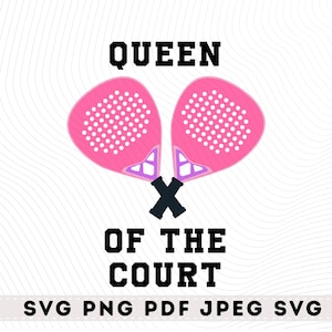 Puede incluir: Diseño gráfico con dos raquetas de pickleball rosas cruzadas y el texto "QUEEN OF THE COURT" en negrita negra. Los tipos de archivo son: SVG, PNG, PDF y JPEG.