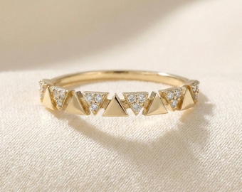 14k Solid Gold Triangle Diamond Wedding Band, Alternating Diamond Wedding Band, Unique Engagement Band, Minimalist Geometric Ring for Her