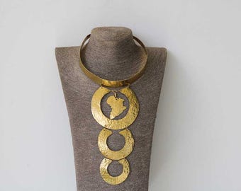 Collana a bavaglino in ottone martellato fatta a mano, gioiello africano di tendenza, regalo per lei