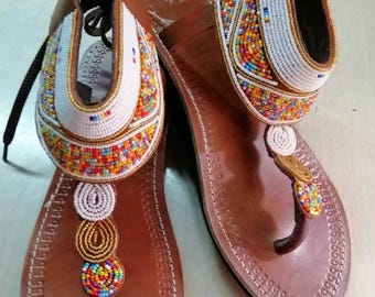 Sandalias africanas con cuentas hechas a mano: zapatos bohemios de cuero para mujer